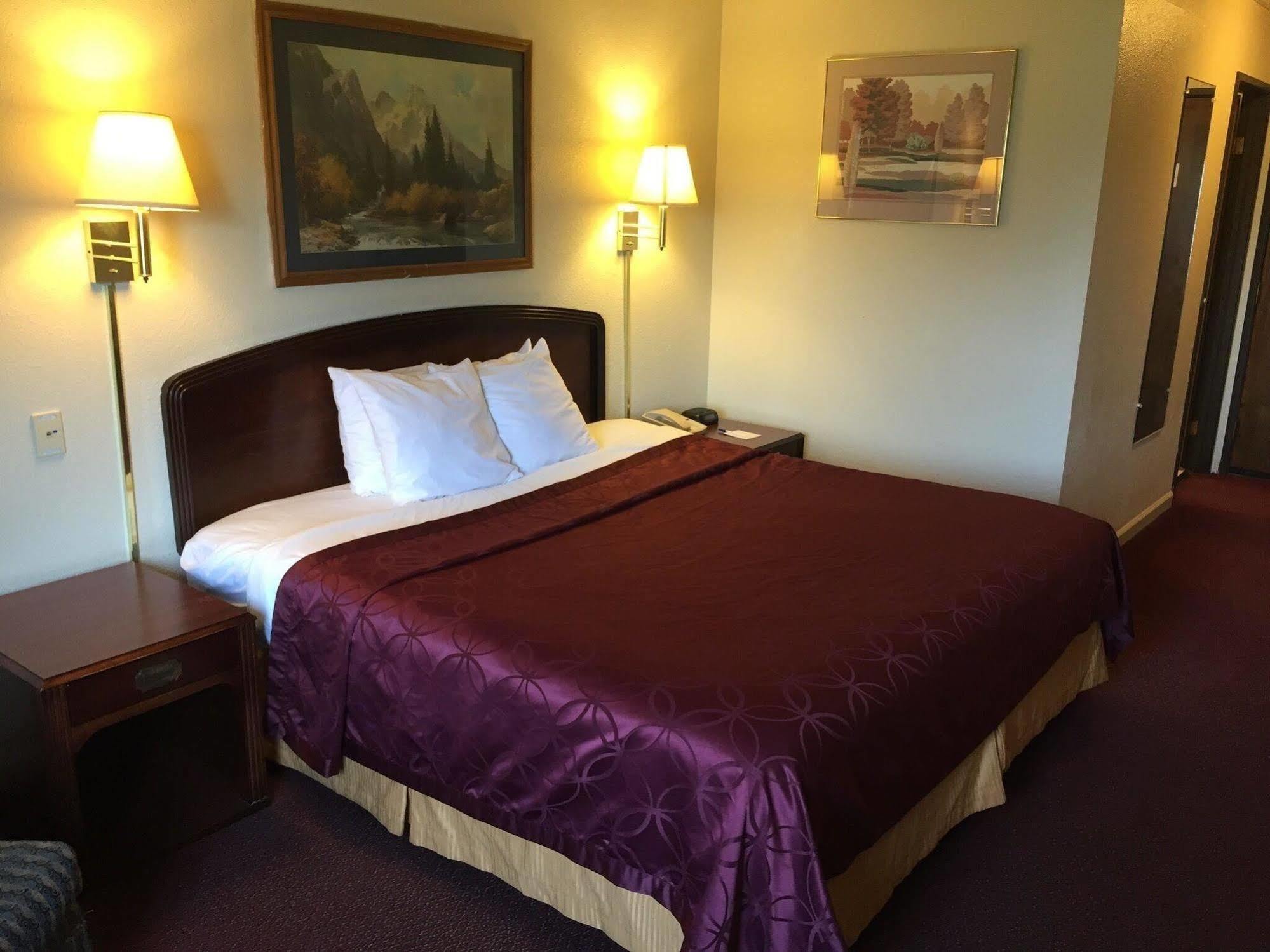 Americas Best Value Inn Stockton Bagian luar foto